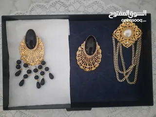  3 اكسسوارات لكل الأوقات، لجميع المناسبات، ولجميع الاذواق، أنيقة.. بروشات، عقود طويلة وقصيرة،و اقراط