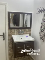  1 مغسلة مع خزانه مع بطارية الحنفيه مستعمل خفيف للبيع