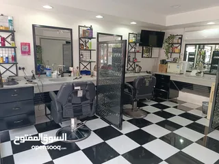  4 صالون رجالي للبيع بمعداته السعر قابل للتفاوض