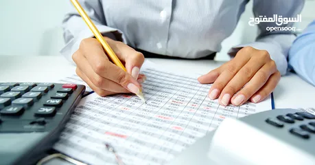  12 أستاذ محاسبة و اقتصاد حاصل على الامتياز لطلاب الجامعات
