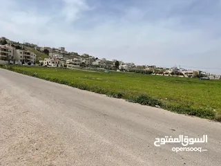  6 ارض 750م الحصن جنوب الراهبات حوض دبات ابوالنصر منطقة العالية مقابل الهابي لاند وقرب مدارس الاسلامية