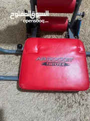  1 جهاز رياضة للكرش والمعدة والارداف ما استخدم سوى شهرين وكل قطعه معه ومو ناقصه  اي اشي جيد جيد ولا مخش