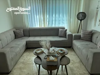  1 غرفة جلوس تفصيل مرتبها مه طاولات