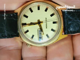  9 ساعات قديمه مخزنه