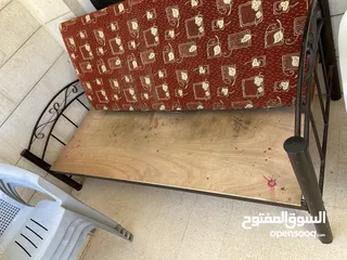  1 سرير حديد للبيع مع فرشة اسفنج خفيفة