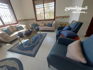  2 طقم صالون بحالة ممتازة جدا شبه جديد واجهزة كهربائية للبيع