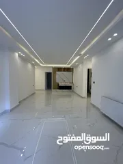  7 شقة طابقية شبه ارضي مع ترس مساحة داخلية 248 متر ومساحة ترس 100 متر باجمل مناطق الجبيهة