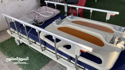  1 سرير طبي الألكتروني فيه عدة حركات medical electronic bed