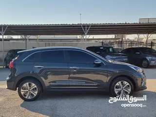  3 كيا نيرو 2022 فل مع فتحة بحالة الوكالة 7جيد