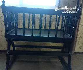  1 سرير بيبي خشب هزاز بدون فرشه