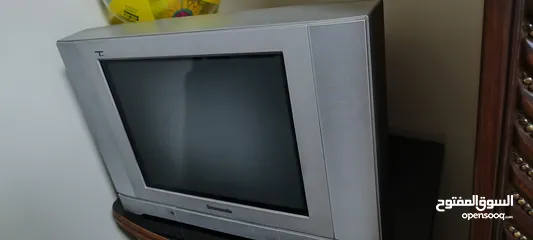  2 تلفزيون 21 بوصة باناسونيك للبيع،،،مع طاولته،،،،