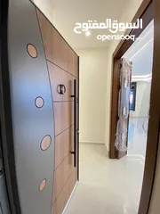 3 شقة فخمة 205 م طابق ثاني وطابق اول في طريق المطار قرب جامعة البتراء 3 نوم 2 ماستر سوبر