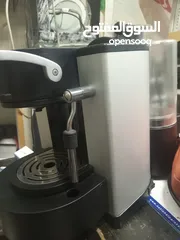  5 ماكينة نيسبريسو أصلية جديده بالكرتون وكتب التشغيل وماكينة طحن قهوه بحالة الجديده