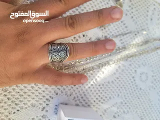  16 فضه سنسال وزنه 33 اسوارة وزها 19 وفي خاتمين باندورا وخاتم فيروز وخاتمين ستاتي واسوارة عين زرقا وخاتم