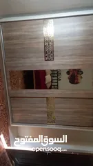  3 غرفة نوم مع تخت حديد مع فرشة  شبه جديدة استعمال سنة خشب  تركي