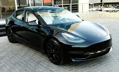  28 تيسلا 2023 model 3 فحص كامل اوتوسكور لون اسود ملوكي داخلي ابيض بحالة الوكالة للبيع بسعر لقطة ومحرووق