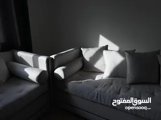  3 طقم كنب  سويد جديد   وقماش راقي جدا  من محلات  وبمواصقات عالية الجودة للبيع  وبسعر مغري وبداعي السفر
