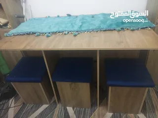  1 طاولة سفرة ب6 مقاعد ارضيه اللي بالصورة  مستعمله شهر فقط ك ديكور جديدة
