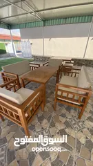  5 طاولات خشبية مع الكراسي