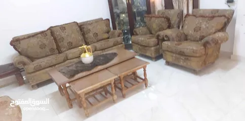  1 طقم 7 مقاعد مع طاولات عدد 3 وسجاده وبرداي