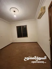  4 شقه طابقيه لها مدخلين وغرفه علي السطح