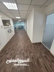  13 مكتب تجاري للابجار مع خدمات او دون.. بموقع اسراتيجي بخلدا