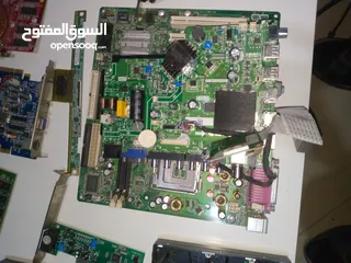  10 قطع كمبيوتر وطابعه وشاشه كمبيوتر وفوقهم كمان كيس عدد 4 ناقصات قطع الكيس كلهم كوم