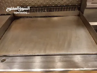  3 عدة مطعم شاورما وسناكات بحالة ممتازة للبيع