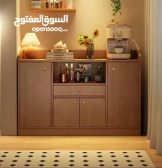  6 خزانة عملية مع مقابض خشبية بسيطة وأنيقة  تصميمها يجمع بين المساحات المغلقة والرفوف المفتوحة لسهولة