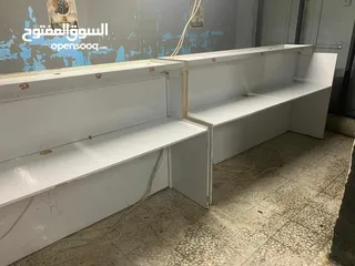  6 طاولات خشب ومكاتب وتلاجة للمحلات التجارية