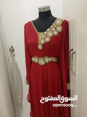  4 دراعة نسائية حمراء مطرزة وببطان حرير وبها حزام داخلي