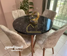  6 طاولة سفرة دائرية مع 4 كراسي سطح الطاولة خشب ملبس فورمايكا – مقاوم للخدوش وسهل التنظيف