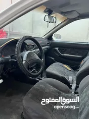  5 اكسنت 97 لون ابيض فيها ضربه بالجناح
