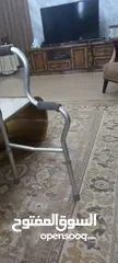  10 كنبايات غرفة جلوس بحالة جيدة  جدا، عشرة (10) مقاعد بالألوان خمري وبيج ، وطاولات وسط، وطاولة تلفزيون