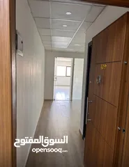  4 للإيجار مكتب 45م – خلدا / مجمع شرف الهياجنة – 2700 سنويًا مكتب مميز بالطابق الثامن مع مصعد و كراج
