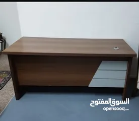  1 مكتب من ايكيا استعمال خفيف جدا مع كرسي قيمنق