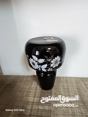  10 فازة مزهرية سوداء مزخرفة باللون الذهبي مع باقة ورد