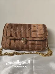  27 حقيبة يد أنيقة لون مميز  - تصميم يدوي بخيوط فاخرة وسلسلة ذهبية لإطلالة ناعمة وعصرية.