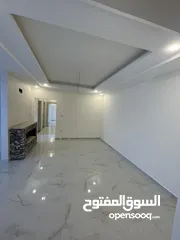  2 شقة للايجار فارغة جديدة شارع البتراء خلف اربد مول جراند الجديد منطقة هادئه طابق ثاني
