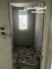  8 تملك شقة 93 متر تبعد 500 متر فقط عن مركز رام الله في منطقة عين مصباح