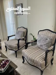  4 طقم كنب صالون بحالة ممتازة مع طاولات وسط و جانبيتين للبيع