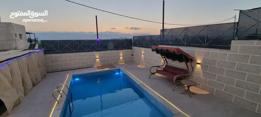  18 منزل مع مسبح وكراج للبيع