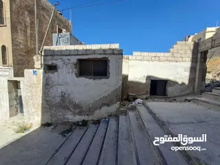  3 ارض ومنزل للبيع في ماركا نمره ثنين عن الشارع والسوق وفي دخله ع الارض من الخلف