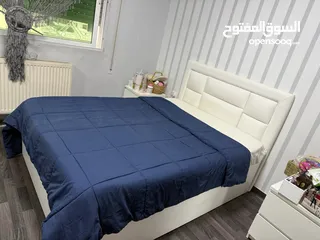 2 تخت مفرد ونص بوكس لون ابيض مع فرشة زنبرك استعمال اقل من سنة