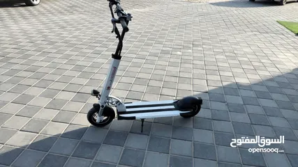  1 Speed way scooter made in Singapore 2500dh speed 99 km on drive speed is 76 km