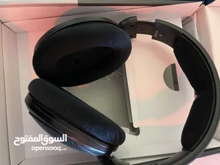  2 Sennheiser HD560s Analytical Analog Headphones