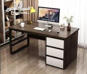  10 مكتب فاخر بتصميم عصري أنيق سطح خشبي متين بلون داكن فاخر يعطي لمسة فخامة  هيكل معدني أسود قوي  .