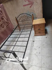  1 سرير مع كمدينو