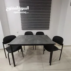  1 طاولة مع أربع كراسي بجودة عاليه للبيع