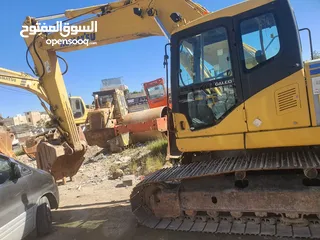  4 حفارة كوماتسو 220-7 موديل 2004 للبيع